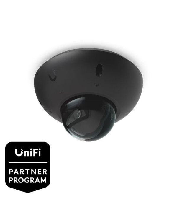 Melna dome kamera ar 4K izšķirtspēju, uzstādīta uz balta sienas fona, ar redzamu objektīvu un uzstādīšanas piederumiem.