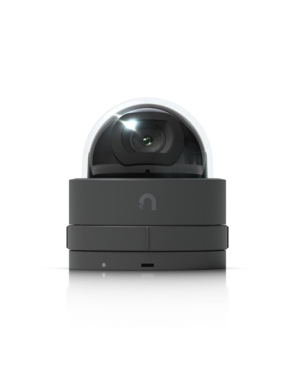 Melna dome forma IP kamera ar 2K izšķirtspēju un uzstādīšanas stiprinājumu.