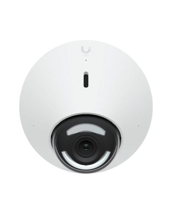 Balta dome forma IP kamera ar melnu apakšējo daļu un objektīvu, novietota uz balta fona.