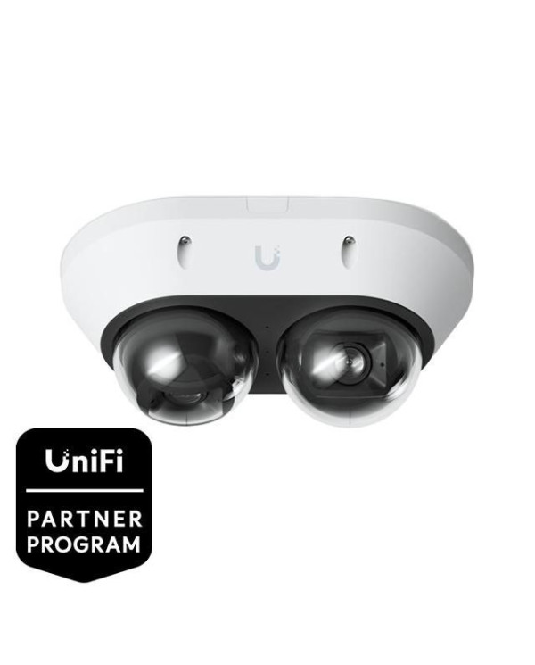 Balta IP kamera ar vairākiem sensoriem, uzstādīta uz sienas, ar modernu dizainu un redzamu objektīvu.