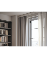 Balts durvju sensors ar elegantu dizainu, paredzēts mājas drošībai un aizsardzībai.