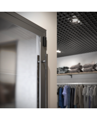 Melns bezvadu durvju sensors ar elegantu dizainu un LED indikatoru, novietots uz balta fona.