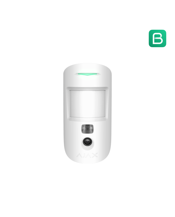 Balts kustību sensors ar kameru, uzstādīts uz sienas, ar redzamu LED indikāciju un uzstādīšanas skrūvēm.